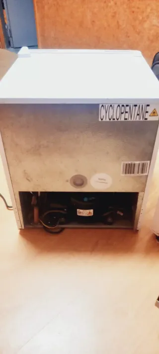 Nevera Kuntf pequeña blanca