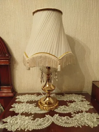 Lámpara de mesa dorada y blanca