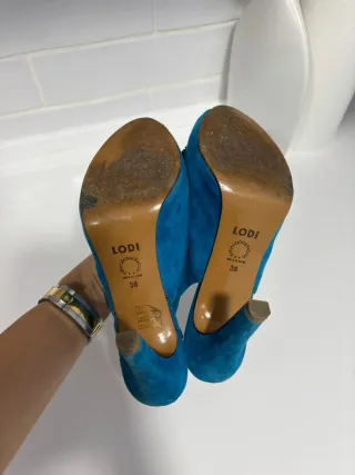 Zapatos de tacón azul con flor