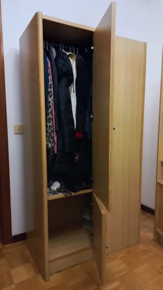 Armario ropero y escritorio de madera