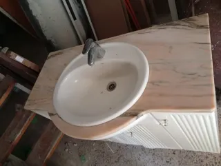 Mueble de baño beige y blanco