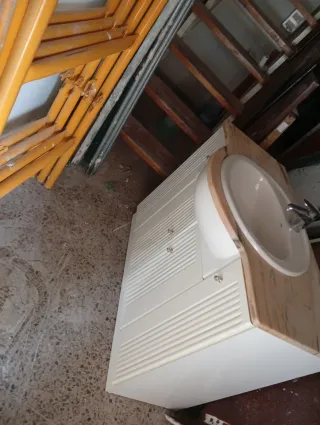 Mueble de baño beige y blanco