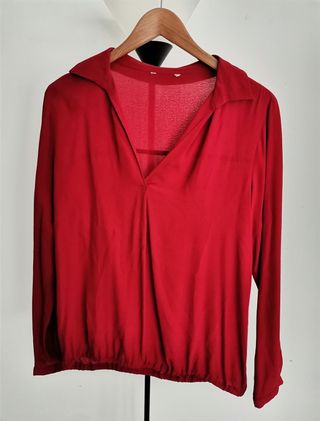Blusa roja manga larga con rizo en cintura