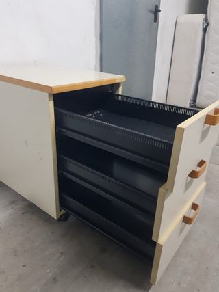 Mesita cajonera beige y marrón