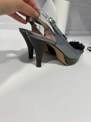 Zapatos de tacón ANNA MARCO plateados