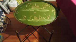 Mesa bandeja desmontable verde y dorada