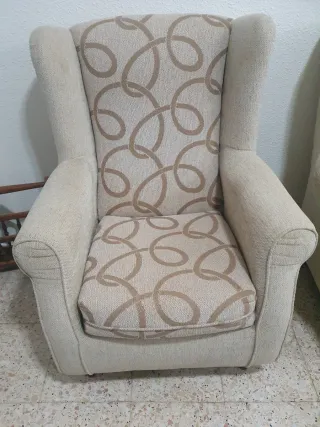 Dos sillones orejeros tela beige y marrón