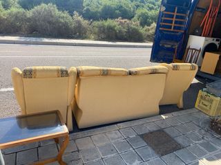 Sofá y sillones reclinables color mostaza