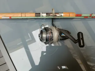 Caña de pescar con carrete