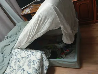 Sofá cheslong verde y multicolor