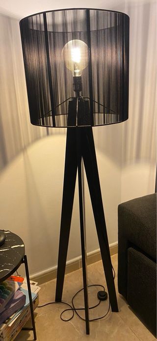 Lámpara de pie moderna negra