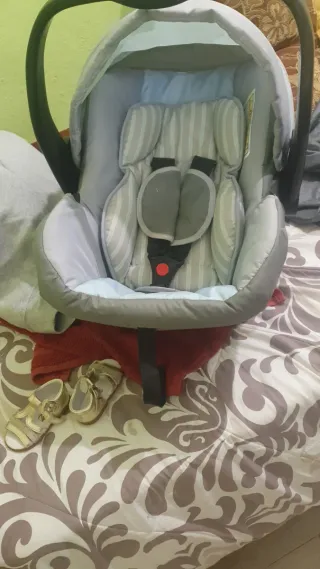 Silla de coche para bebé gris y azul