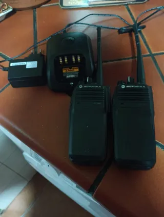 2 Radios Motorola Walkie Talkie + Cargador