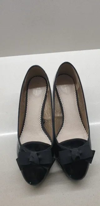 Zapatos de tacón negros con lazo