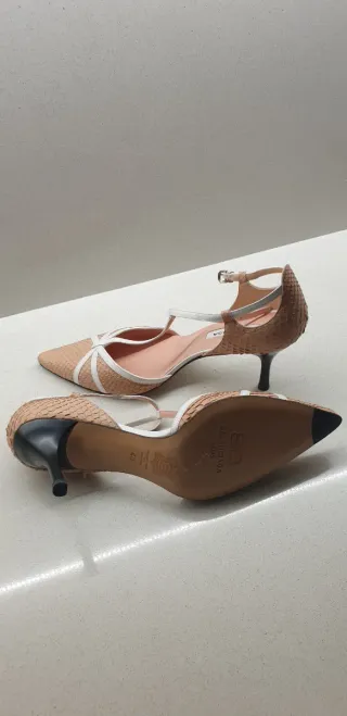 Zapatos de tacón negros con lazo