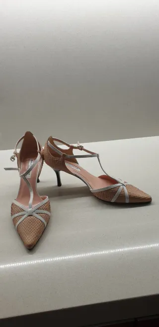 Zapatos de tacón negros con lazo