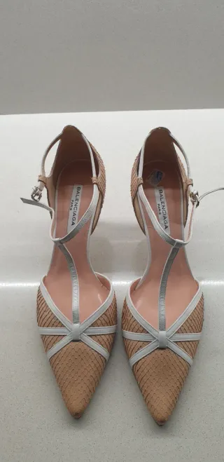 Zapatos de tacón negros con lazo