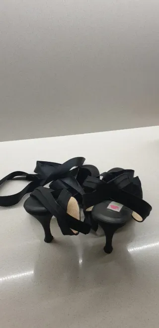 Zapatos de tacón negros con lazo