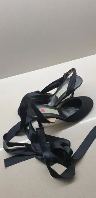 Zapatos de tacón negros con lazo