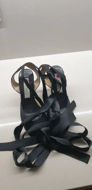 Zapatos de tacón negros con lazo