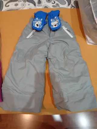 Pantalón de ski y guantes niño 4 años