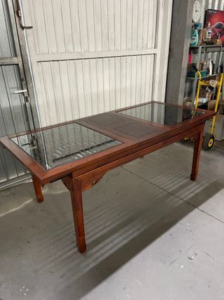Mesa de comedor de madera y cristal