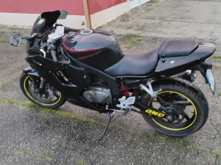 Hyosung 250 gtr Moto deportiva negra