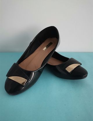 Zapatos planos charol negro y dorado