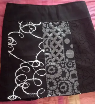 Falda negra y roja con estampado floral