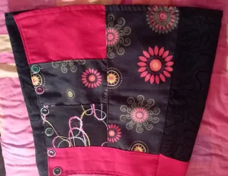 Falda negra y roja con estampado floral