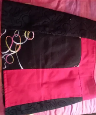 Falda negra y roja con estampado floral