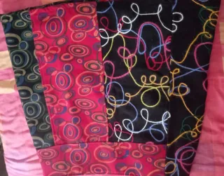 Falda negra y roja con estampado floral