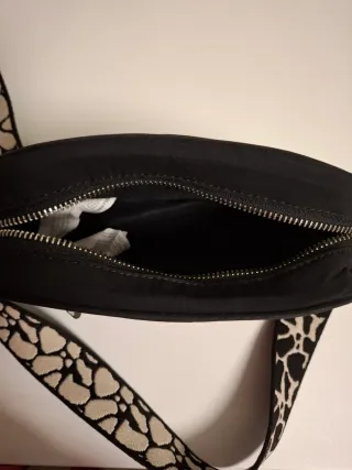 Bolso negro Pull&Bear con correa estampada