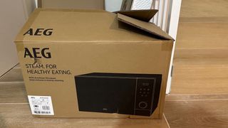 Microondas AEG 900W con Grill. Modelo MFB295DB