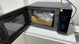 Microondas AEG 900W con Grill. Modelo MFB295DB