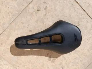 Sillín de bicicleta negro