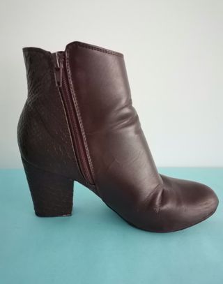 Botín tacón ancho burdeos chocolate