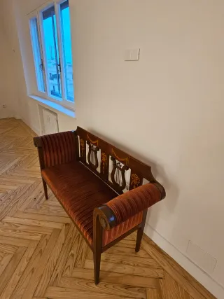 Banco antiguo de madera y terciopelo