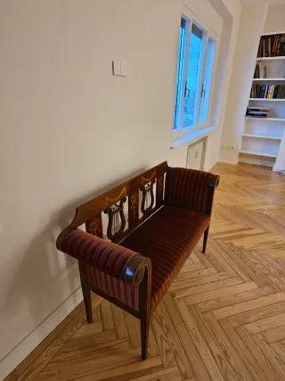 Banco antiguo de madera y terciopelo