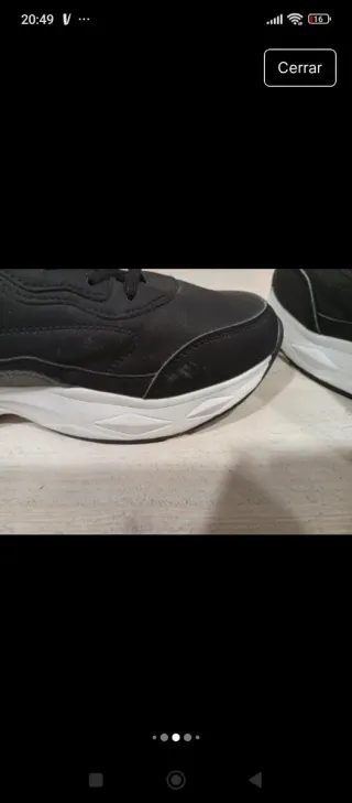 Zapatillas deportivas negras, grises y blancas
