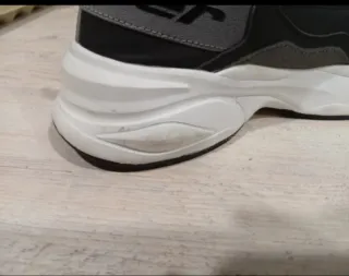 Zapatillas deportivas negras, grises y blancas