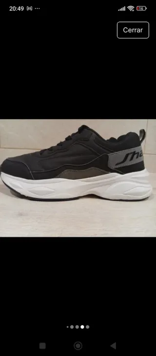 Zapatillas deportivas negras, grises y blancas