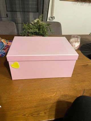 Caja rosa con corazón amarillo