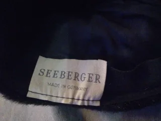 Antiguos gorros negros