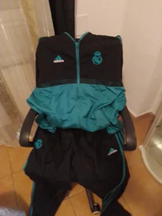 Lo único q tiene un bolsillo descosido dentro