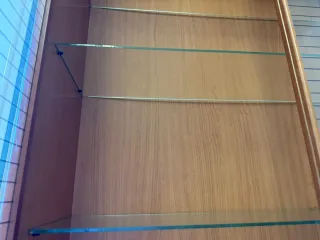 Vitrina de pared con estantes de cristal – 2 módul