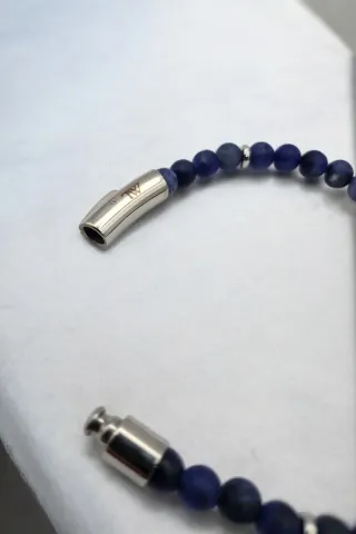 Pulsera de hombre con cuentas azules y acero .