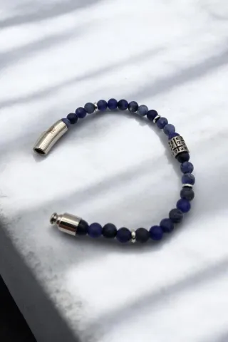 Pulsera de hombre con cuentas azules y acero .