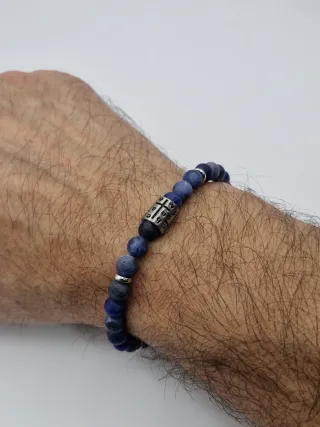Pulsera de hombre con cuentas azules y acero .