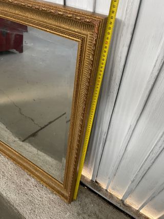 Espejo dorado con marco de madera